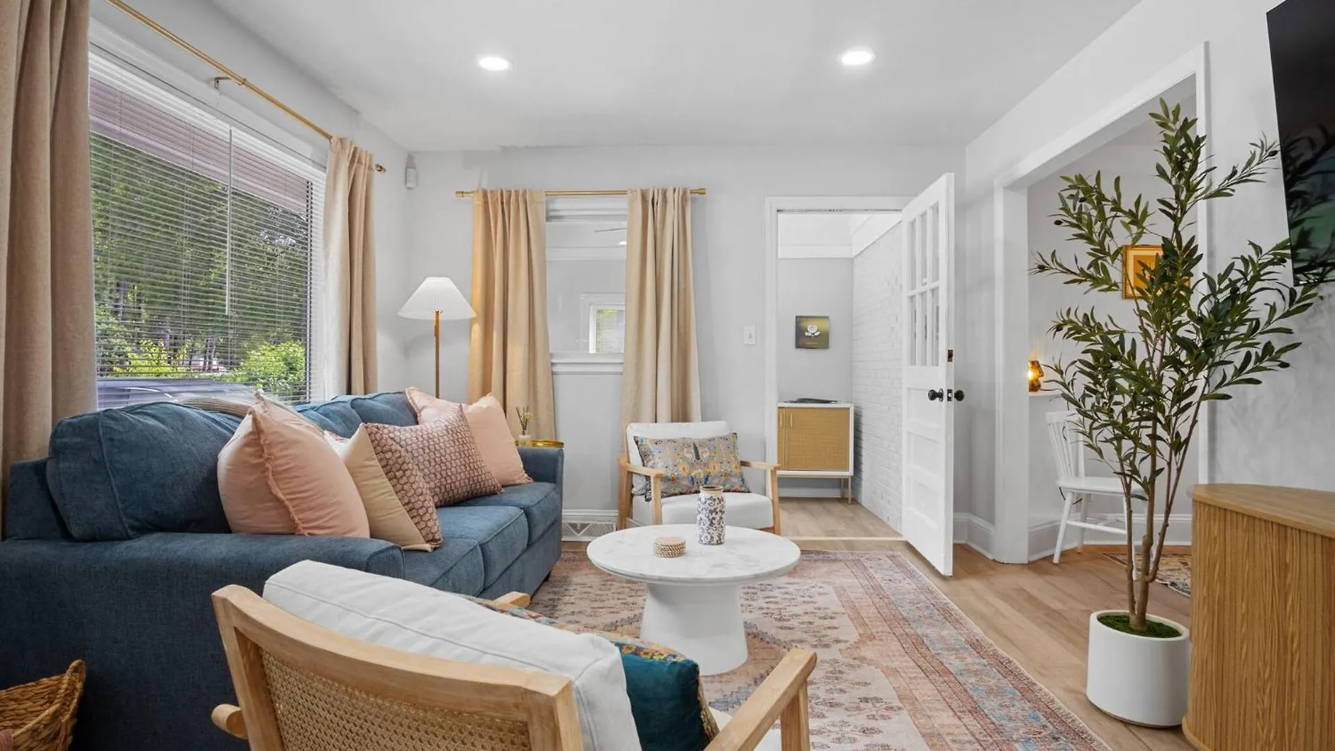 Holiday home 3Bd Near Dt | Bbq, Backyard Games & Outdoor Dining Villa Charlotte